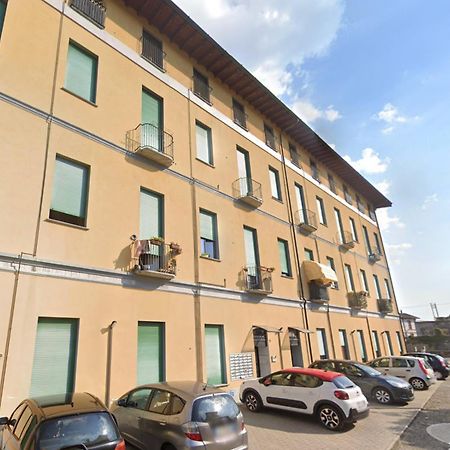 Апартаменти 10' Da Malpensa & 1' Dalla Stazione TreniShuttle Сомма-Ломбардо Екстер'єр фото